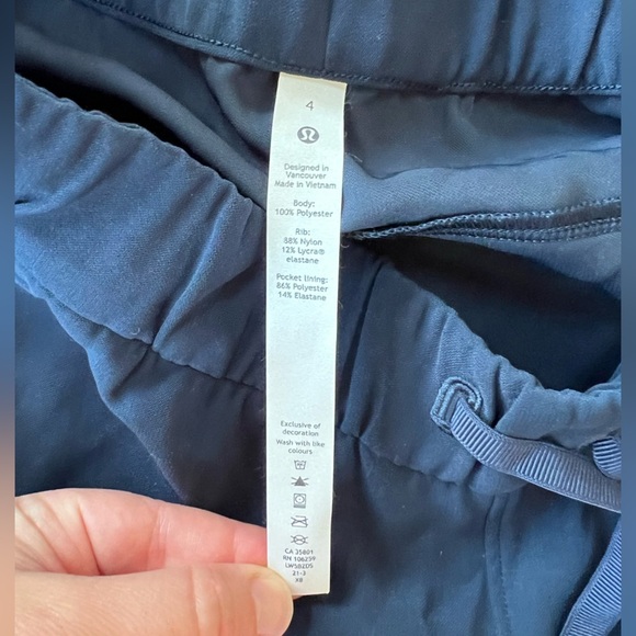 Lululemon On The Fly Jogger in True Navy Blue, size 4 - Picture 11 of 11
